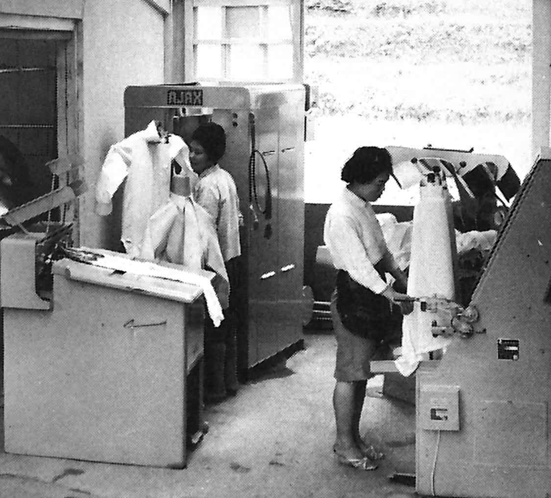 中元クリーニングが昭和38年にアメリカ製ワイシャツ仕上機AZAXを購入