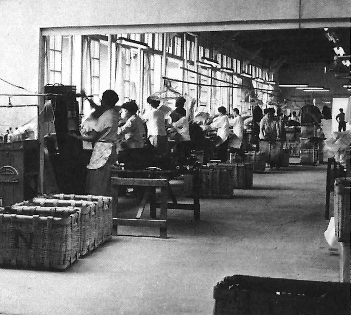 中元クリーニングが昭和39年に増設したドライ工場で働く様子