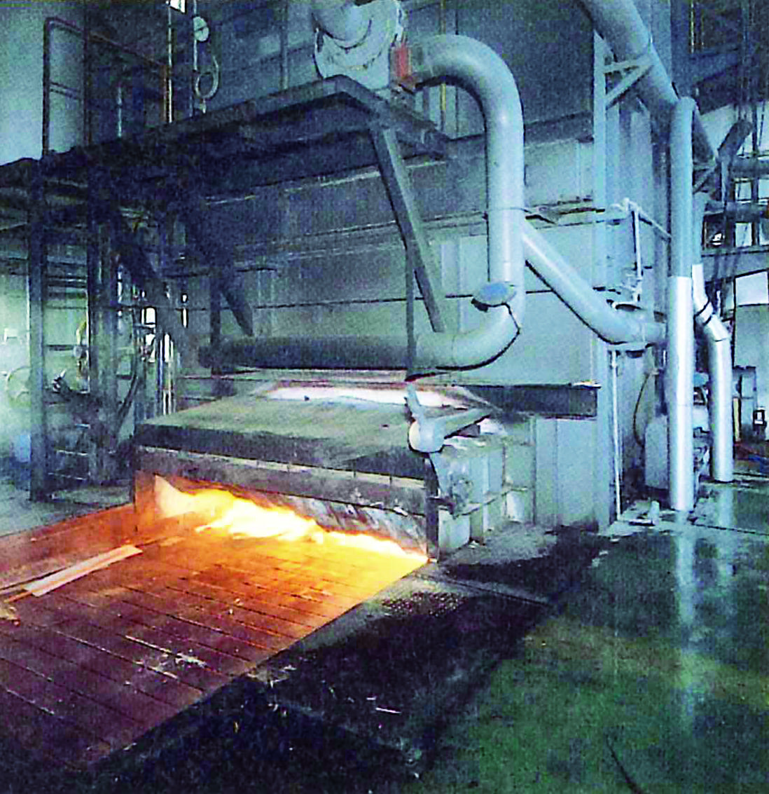 木屑ボイラー完成後、実際に稼働している様子